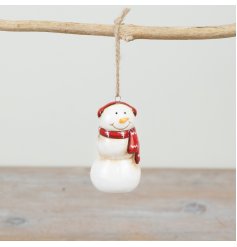 Bring charm to your tree with this playful snowman decoration