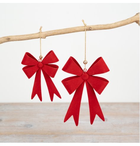 Add a touch of classic charm to any holiday decorations with our luxurious red metal bow hanger. 