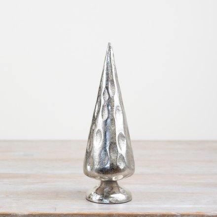 A rustic silver tree finished with a hammered effect for added character. 