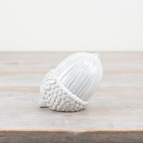 Bring autumn elegance with this 9.5cm white ceramic pinecone decoration.