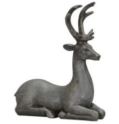 Add some nature to your home deco with this cute deer decoration 