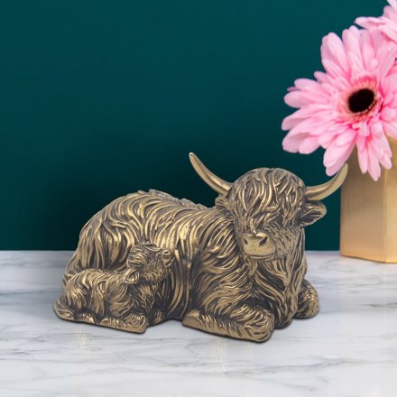 Bring the beauty of the countryside into your home with the Laying Down Bronze Highland Cow & Calf Deco. 