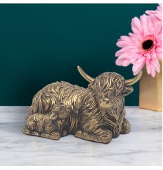 Bring the beauty of the countryside into your home with the Laying Down Bronze Highland Cow & Calf Deco. 