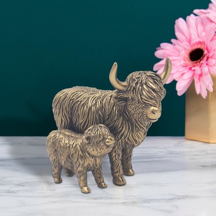Bringing Scotland's beloved highland cows to life with our stunning Bronze Highland Cow & Calf figurine. 