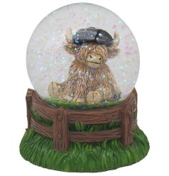 Add charm to your decor with this glitter-filled globe featuring a majestic highland cow.