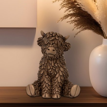 Sitting Hughie Highland Cow ornamnet