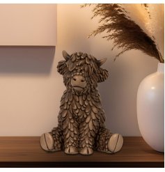 Sitting Hughie Highland Cow ornamnet