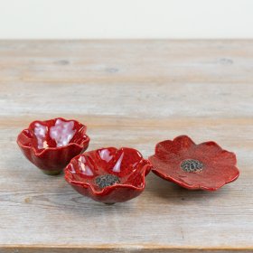 Charming poppy floral deco, perfect for both indoor and outdoor spaces