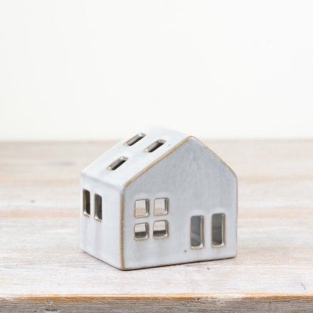 Invite warmth into your home with our chic candle abode. A trendy addition to any space. 