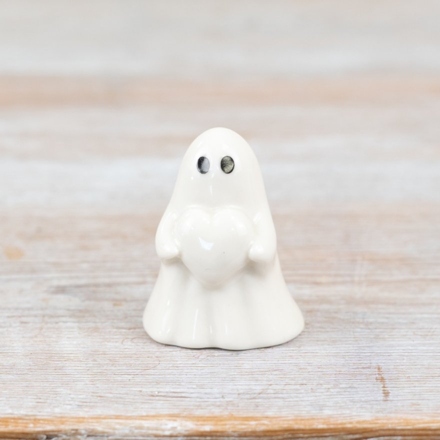 Heart-Holding Ghost Figurine, 4.2 cm