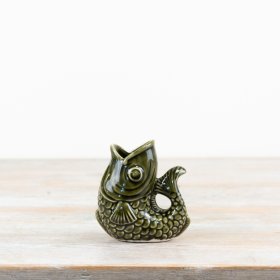 Add a splash of color to your home with this stylish fish-shaped vase in a beautiful shade of green.