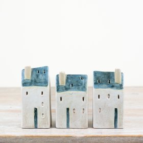 Enhance your living space with the quaint Village Cottage Windlight and its rustic design.