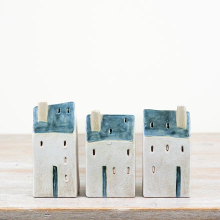 Add some rustic charm to your home decor with the charming Village Cottage Windlight. 