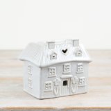 A unique cottage shaped oil burner. Beautifully detailed with hearts and flowers. Complete with a natural, glossy glaze.