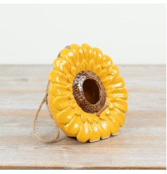 Add colour to the garden with this vibrant sunflower shaped birdhouse. Complete with rustic jute string hanger.