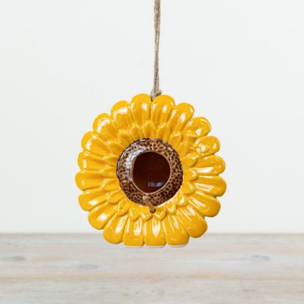 Add colour to the garden with this vibrant sunflower shaped birdhouse. Complete with rustic jute string hanger.