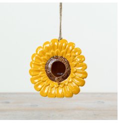 Add colour to the garden with this vibrant sunflower shaped birdhouse. Complete with rustic jute string hanger.