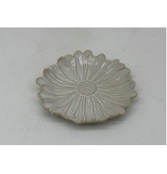 A unique flower shaped trinket dish in a natural and brown finish. Beautifully detailed with a glossy finish. 