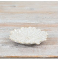 A unique flower shaped trinket dish in a natural and brown finish. Beautifully detailed with a glossy finish. 