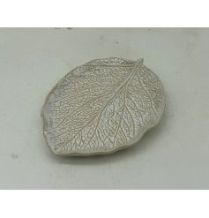 This beautifully detailed leaf shaped plate will make a stylish addition to any interior setting.