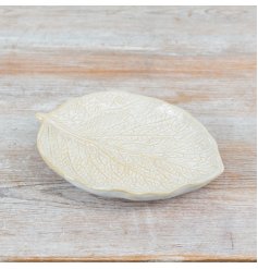 This beautifully detailed leaf shaped plate will make a stylish addition to any interior setting.