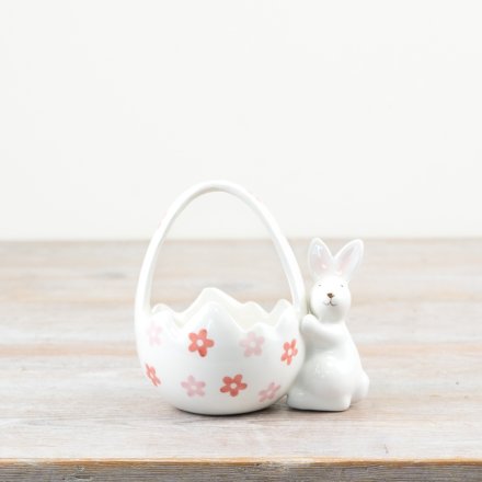 Welcome spring with this cute ceramic egg basket adorned with a charming daisy pattern.