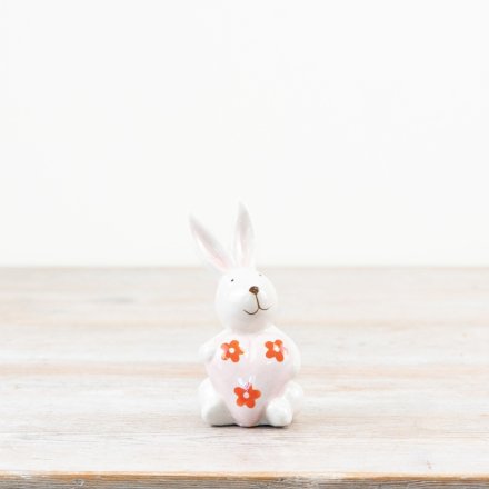 Welcome spring with this lovely ceramic rabbit adorned with a delicate daisy.