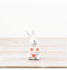 Welcome spring with this lovely ceramic rabbit adorned with a delicate daisy.