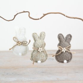 A chic mix of felt bunny hangers in white, grey and natural colours. Complete with a jute bow and dainty wooden flower.