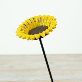 Invite wildlife to your outdoor space with this durable iron sunflower bird feeder.