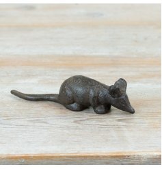 Add a charming, rustic touch to your home with this delightful brown cast iron mouse decoration