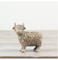 Discover our stylish highland cow figurine with glossy finish, perfect for adding charm to any room.