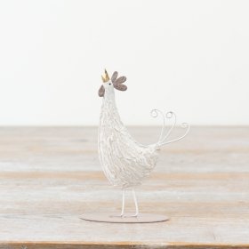 Bring a cozy countryside charm to your space with this lovely decorative piece.