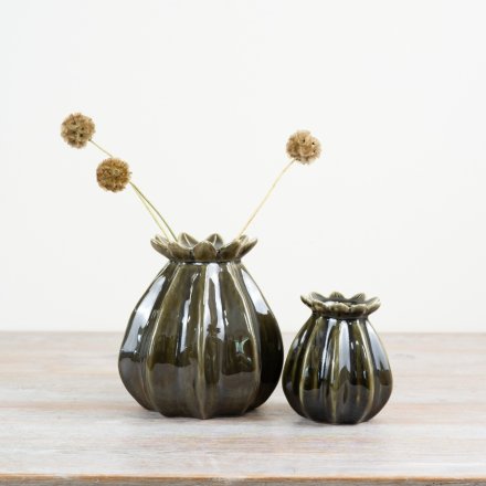 Adorable vase with a poppy seed design, perfect for adding charm to any room. 