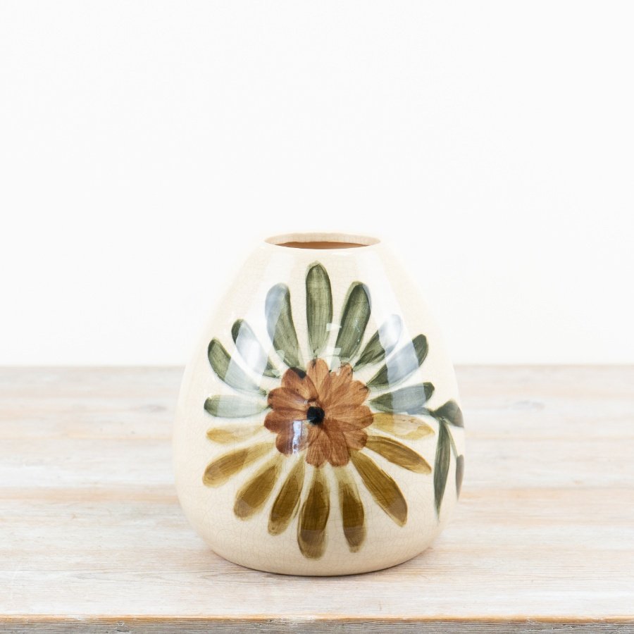 Delightful vase featuring a lovely floral pattern.