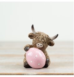 Celebrate Easter with our charming Highland Cow adorned with an Easter Egg!