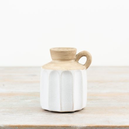 Add elegance to your home with this ceramic jug. 