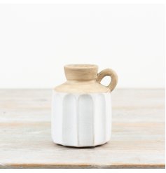 Add elegance to your home with this ceramic jug. 