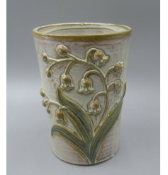 Delightful floral pattern with raised detailing