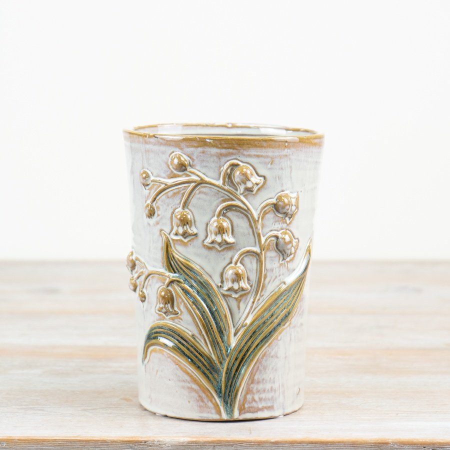 Delightful floral pattern with embossed detailing