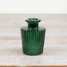 Elevate your decor with our gorgeous ribbed vase in a striking shade of green. 