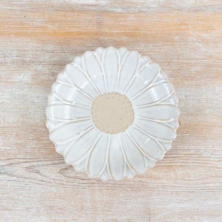 A pretty daisy shaped dish with a rich white glaze and raw details. 