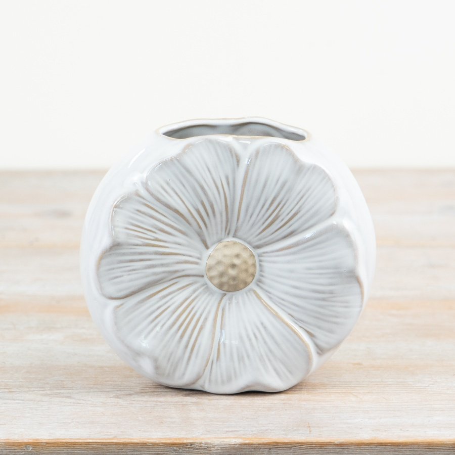 A timeless daisy shaped vase with a chic white glaze and raw detailing. 