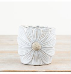 Bring the outdoors in with this daisy shaped porcelain vase. Complete with a raw and glossy finish. 