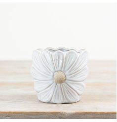 A pretty porcelain vase with a daisy vase. Featuring glazed and raw details. 