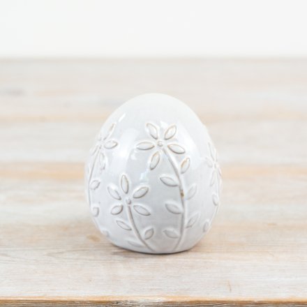 Add a touch of spring elegance to your home with this egg ornamnet