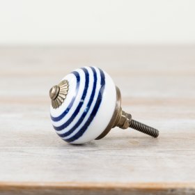 Enhance furniture with these 4x4x7 cm bronze ceramic knobs, adding vintage style and lasting strength.