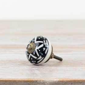 Enhance your space with vintage-style patterned bronze ceramic knobs for a timeless look.