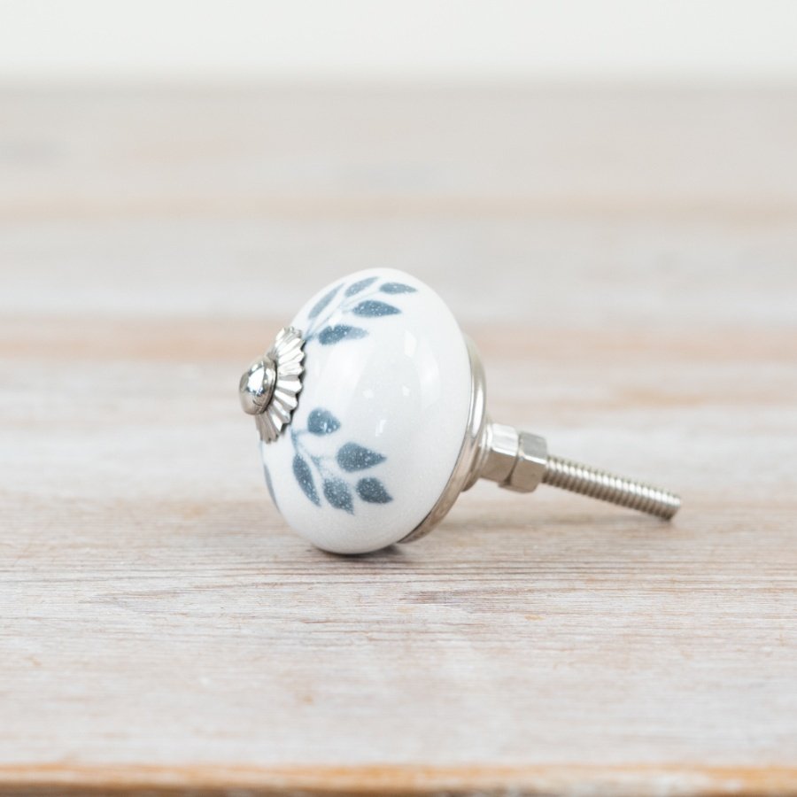 Enhance style with silver ceramic knobs featuring a vintage leaf design.