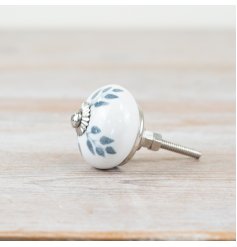 Enhance decor with Silver Ceramic Leaf Knobs for a timeless vintage touch.